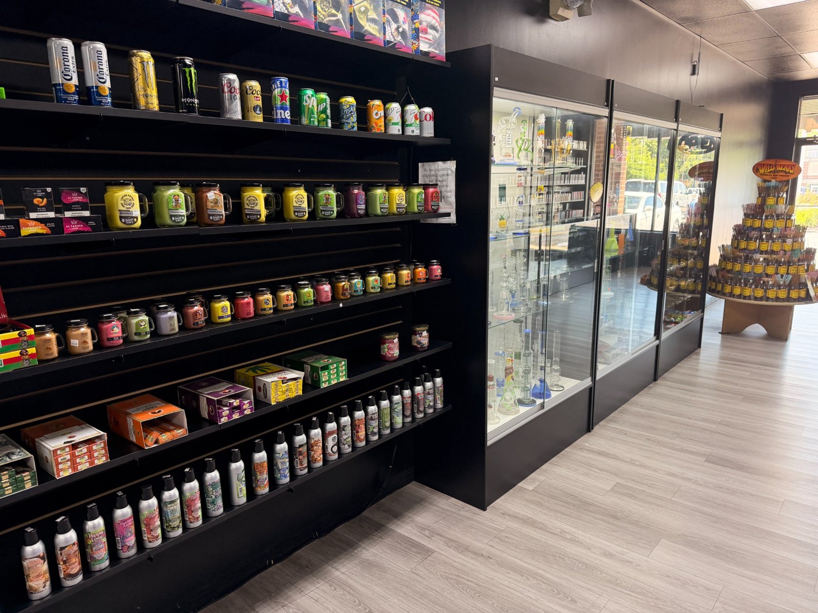 Rolling & accessories displays at Smoke Tokz Overland Park