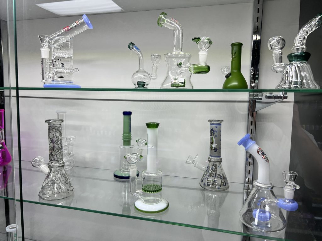 heady-glass-pipes-bongs-water-pipe-dab-rigs-Overland-Park-KS
